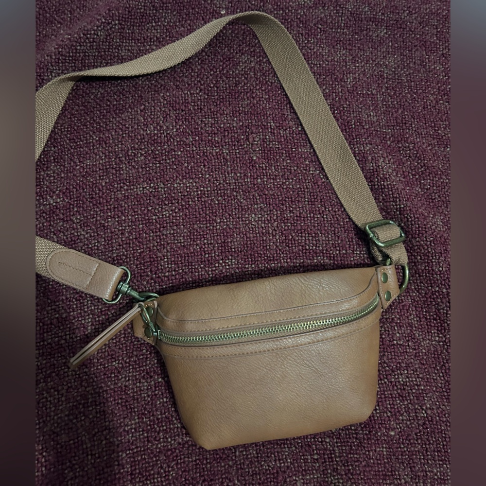 Super cute brown Fanny pack!